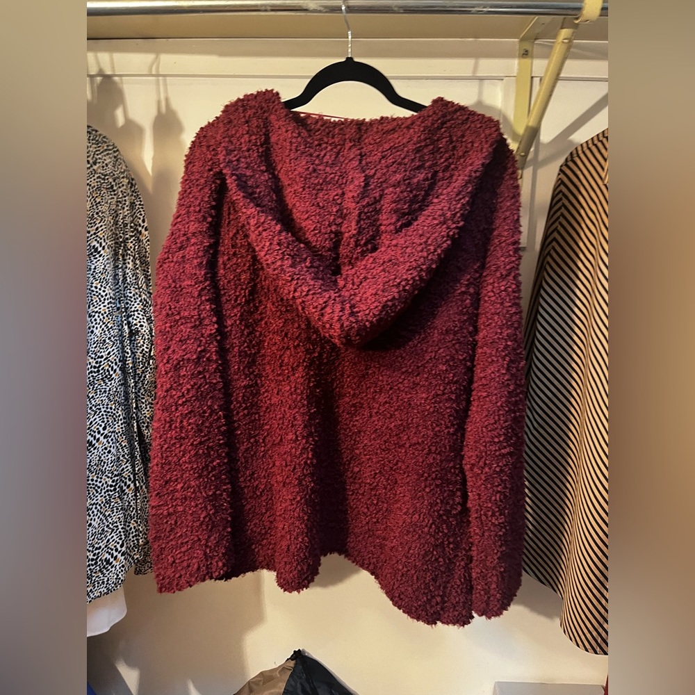 NWT Women’s Arizona Jean‎ Co. L Burgundy Fuzzy Hoodie Sweater with Pockets - Picture 5 of 5